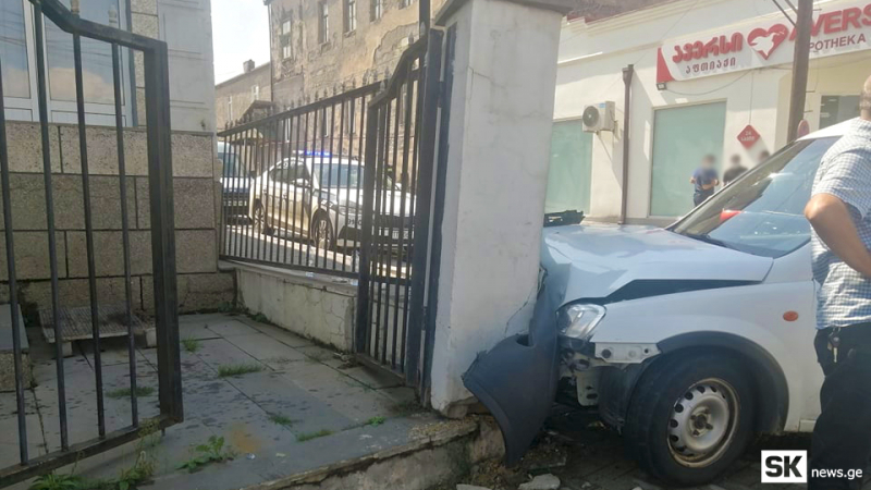 Վթար Ախալցխայում. Մեքենան բախվել է բետոնե ցանկապատին